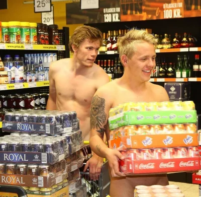 Парень в трусах в магазине