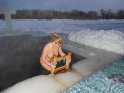 Семейные купания голышом в проруби