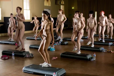 Голые занимаются аэробикой
