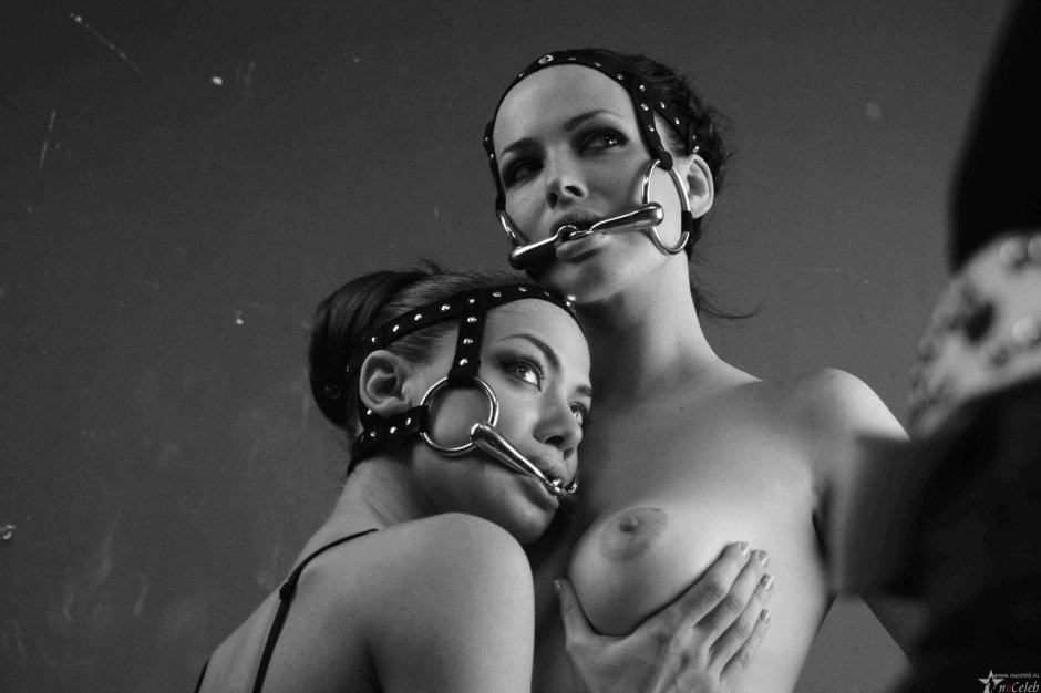 Бондаж девушка с кляпом трензелем