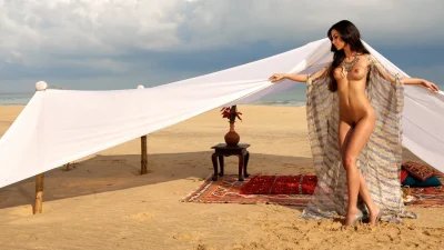 Голая женщина в парандже