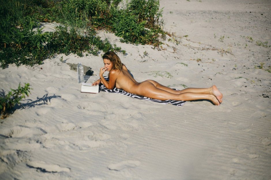 Девушки загорают на яхте голышом