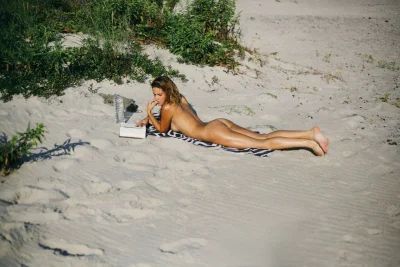 Девушки загорают на яхте голышом