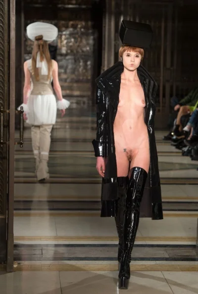 Несколько голых моделей