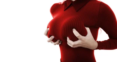 Сжимает грудь