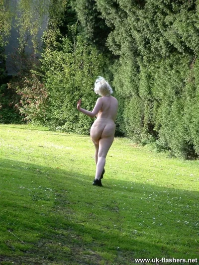 Эксгибиционисты зрелые на природе