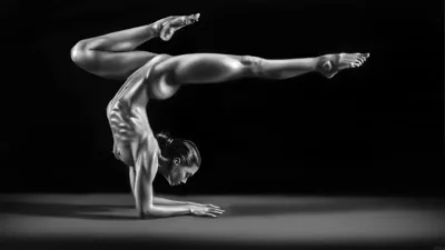 Голышом занимается йогой