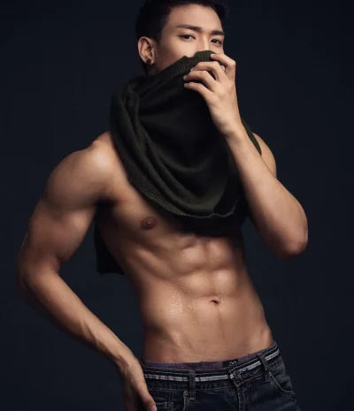 Азиатские парни с прессом