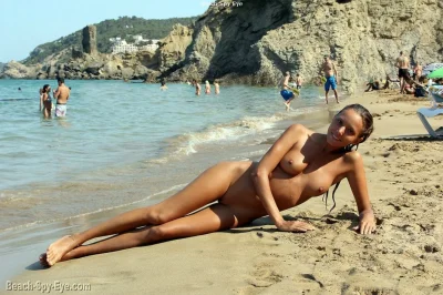 Голые женщины на городском пляже