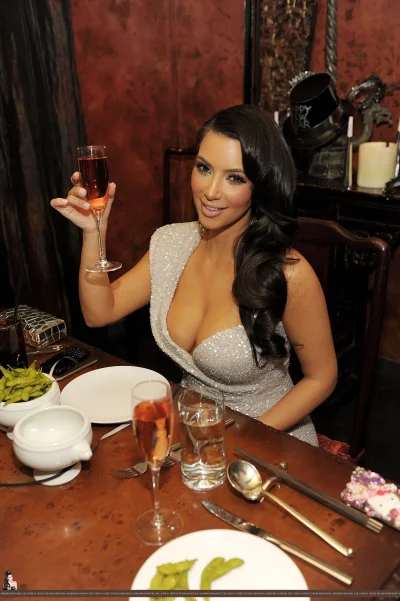 Пэрис Хилтон в платье с декольте