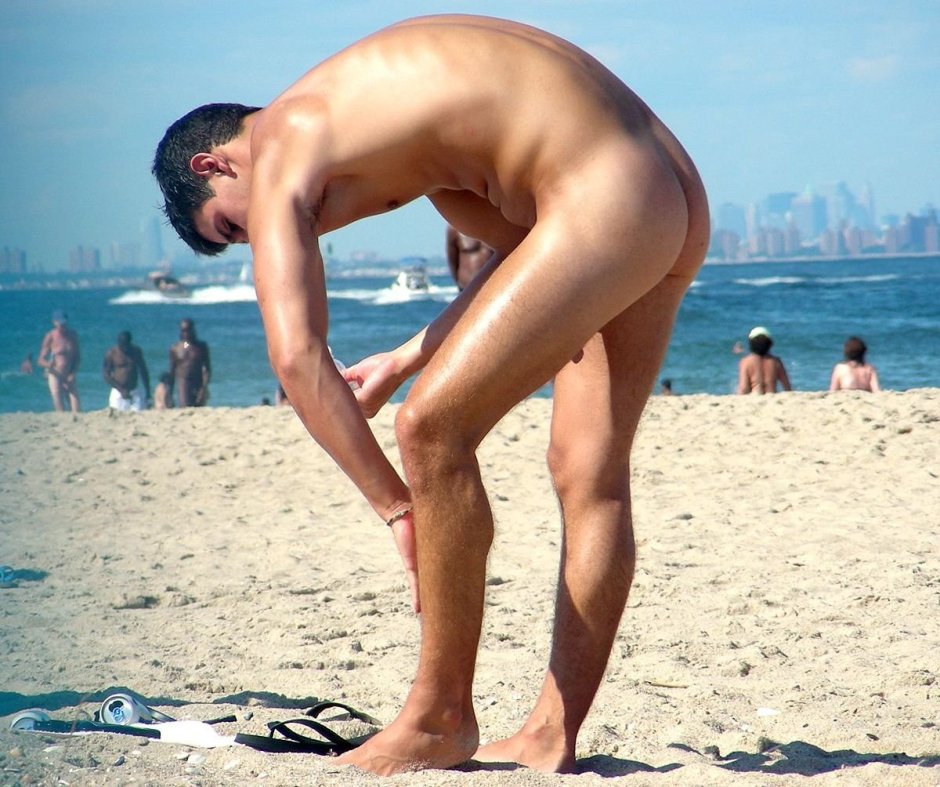 Парни голышом на берегу