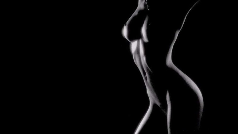 Эротический силуэт девушки