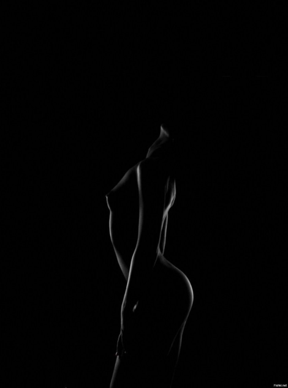 Голые женщины на темном фоне