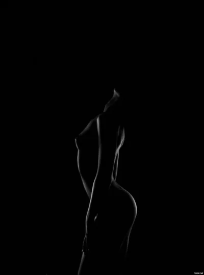 Голые женщины на темном фоне