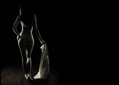 Эротические девушки на тёмном фоне