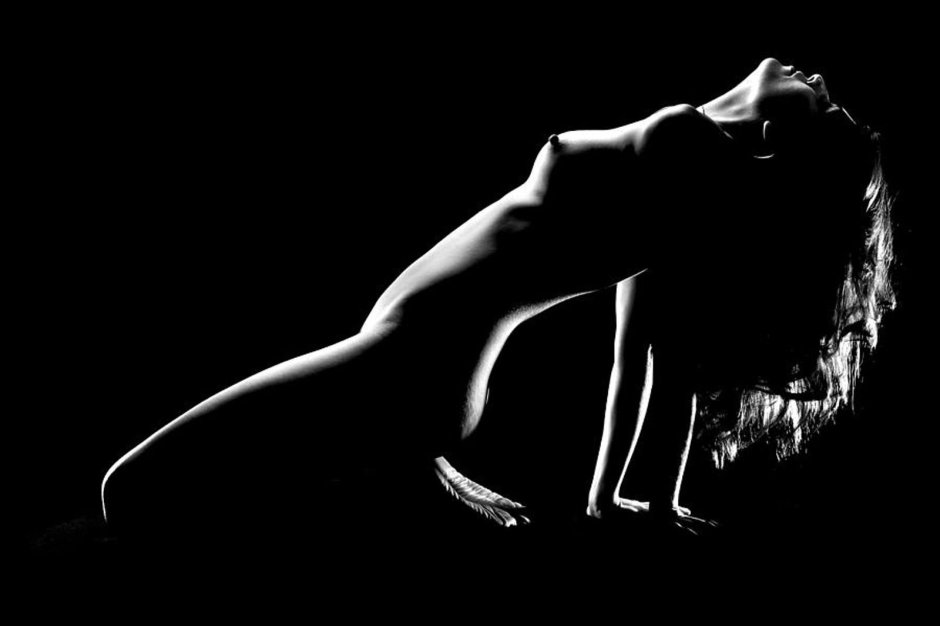 Контур ню на черном фоне