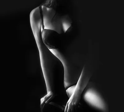 Женское тело на черном фоне
