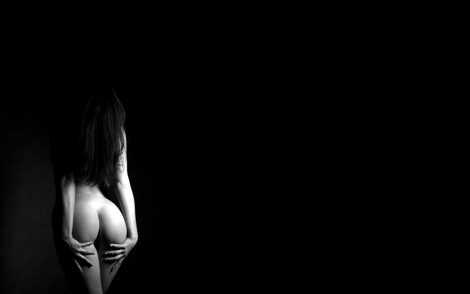 Эротические девушки на тёмном фоне