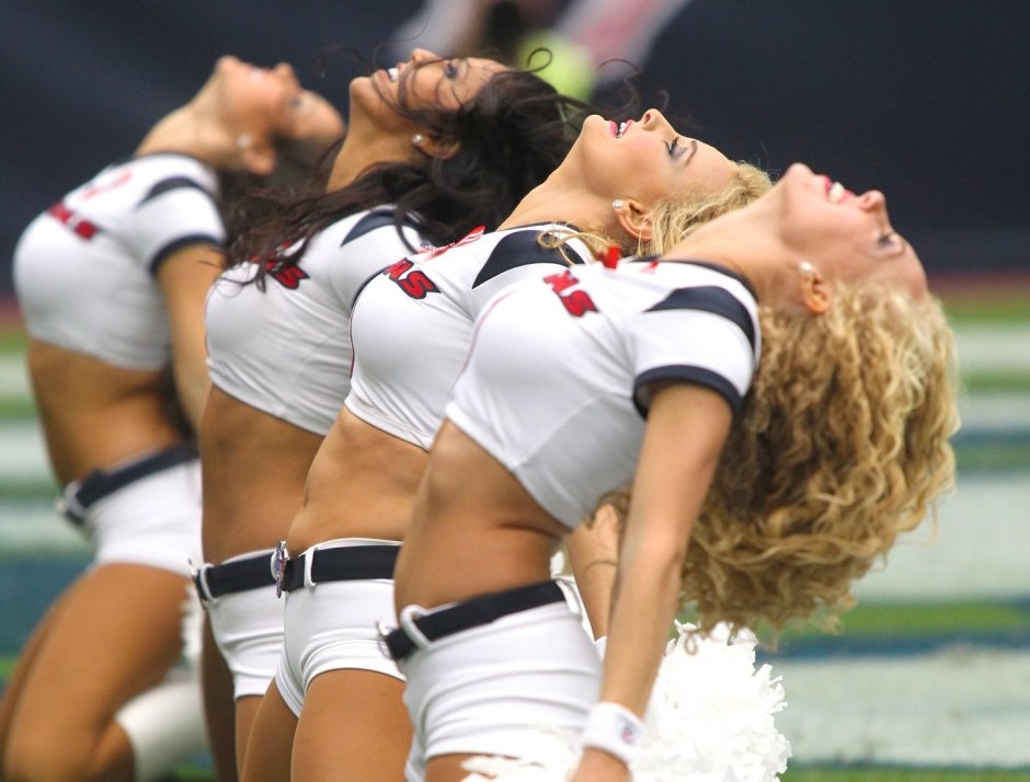 Девочки из группы поддержки