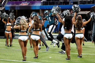 Голые из группы поддержки