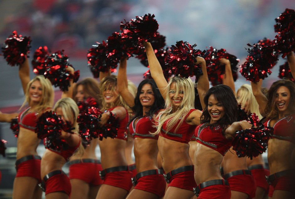 Черлидеры в раздевалке