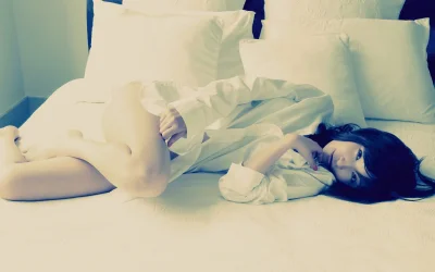 Девушка лежит