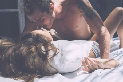 Мужчина и женщина в кровати