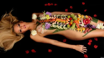 Суши на девушке