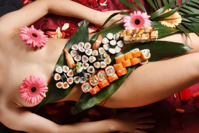 Суши на девушке
