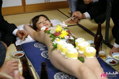 Наоми Кэмпбелл на столе