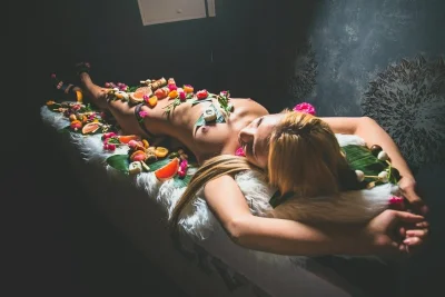 Девушка с роллами