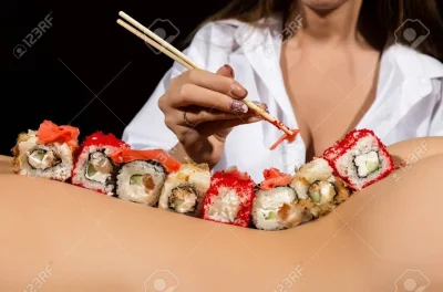 Поедание суши с женского тела