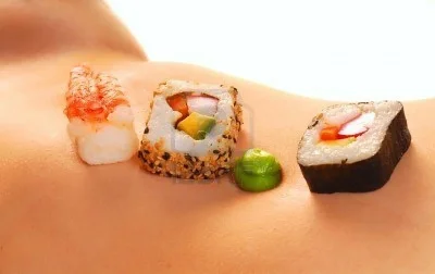 Суши на теле девушки