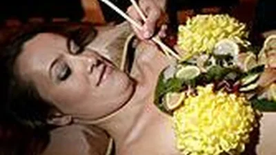 Есть суши с тела девушки