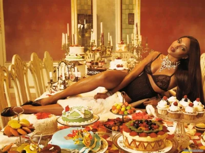 Красивая девушка на кухне