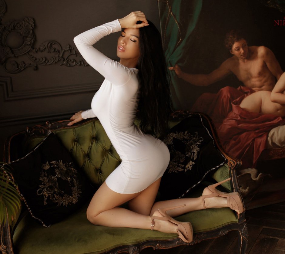 Брюнетка в длинном белом платье с соцсетей