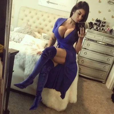 Linda Lee Nunziato в платье