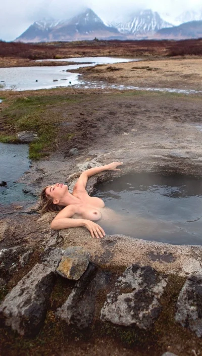 Голые женщины на природе в горах