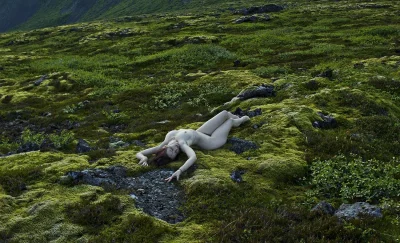 Голые женщины на фоне природы