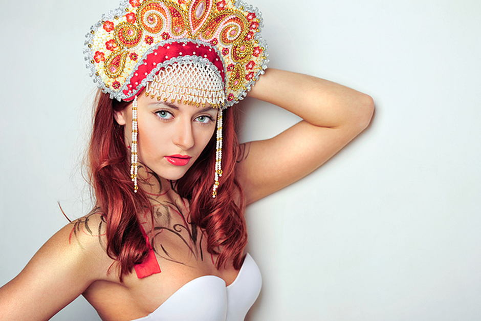 Красотки в кокошниках Anita Hengher, Alysa и Isabella Clark