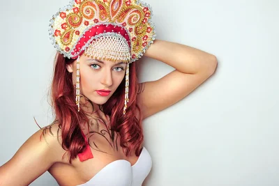 Красотки в кокошниках Anita Hengher, Alysa и Isabella Clark