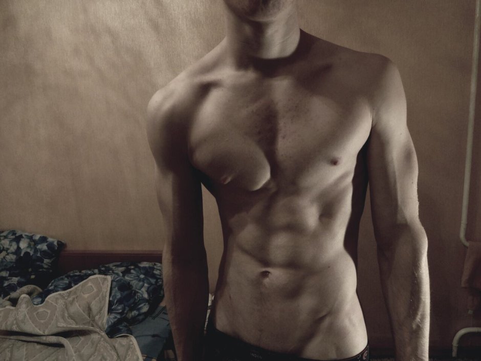 Красивое голое мужское тело