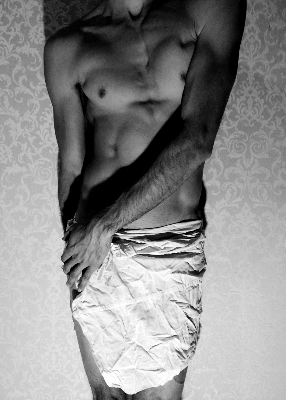 Кудрявый парень с красивым торсом