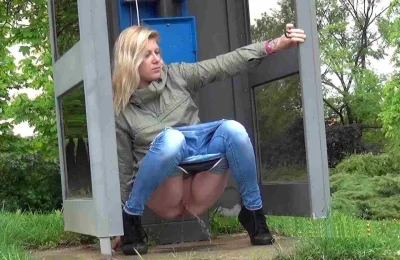 Девушка поссала на улице