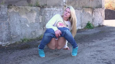 Изабелла Кристин public piss