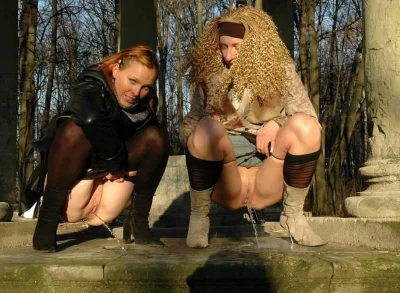 Женщины писсинг на улице