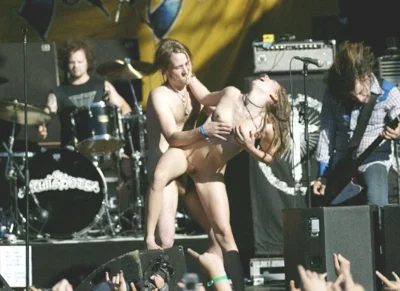 Леди Гага прыгнула в толпу со сцены