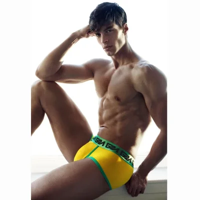 Накаченные мужчины в боксерах