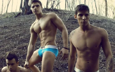 Связанные парни в трусах