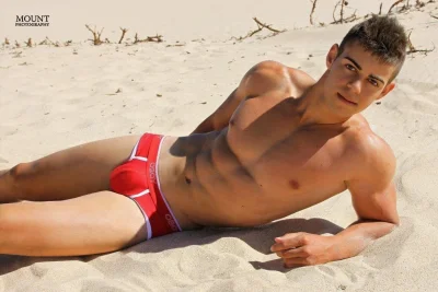 Мужской торс лежа